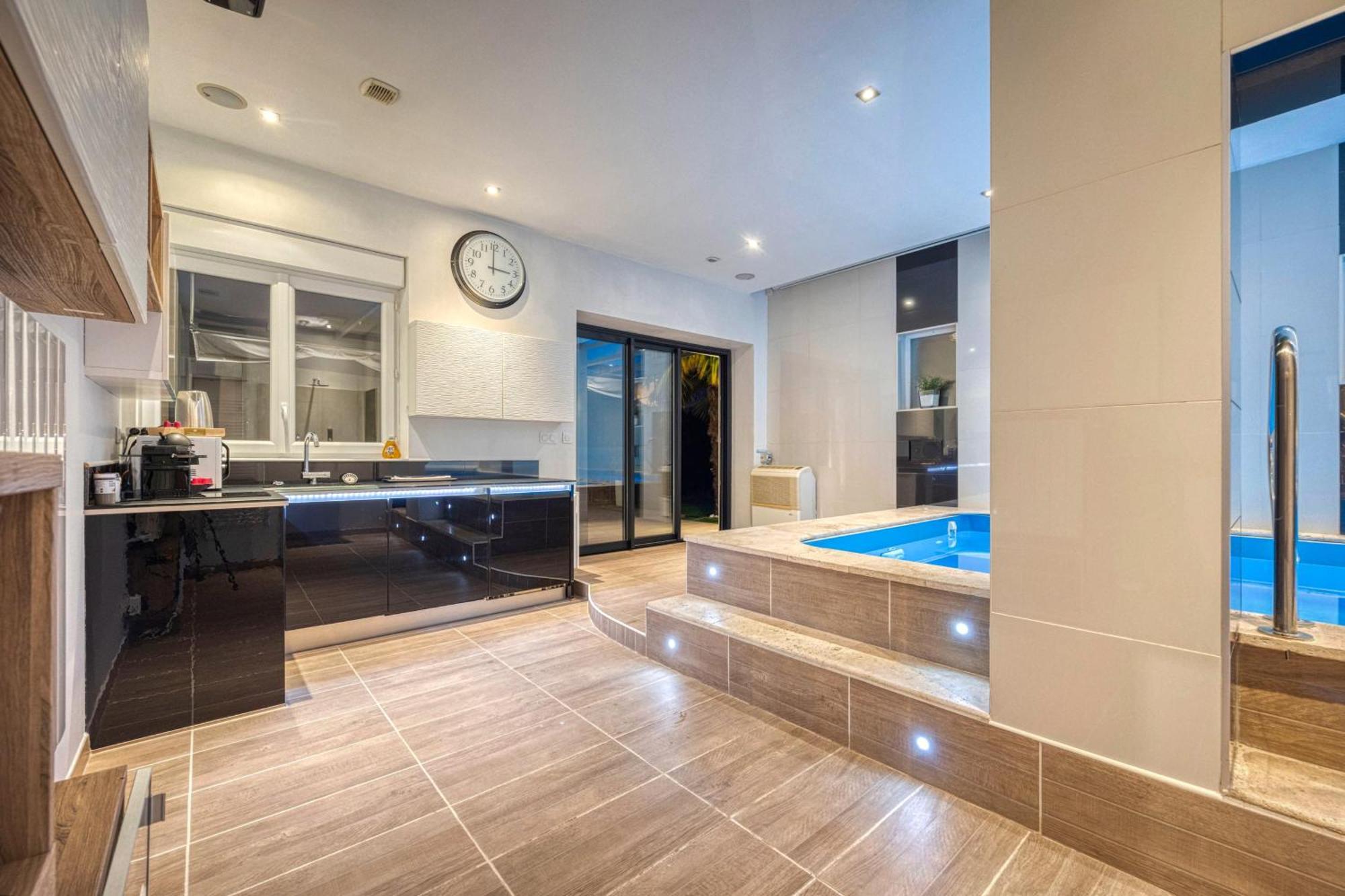 La Villa - Piscine / Karaoke / Jeux Fontaine  ภายนอก รูปภาพ